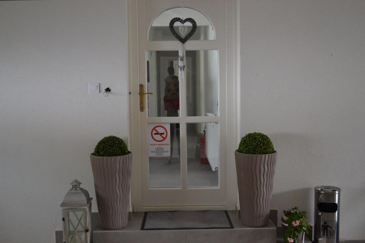 Fonix Design Rooms Debrecen Esterno foto